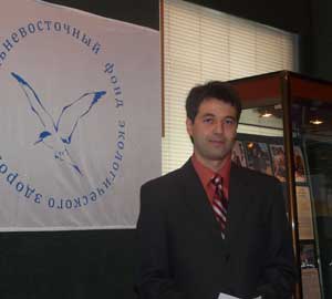 Петр Шаров докладывает на открытии выставки в Дальнегорске