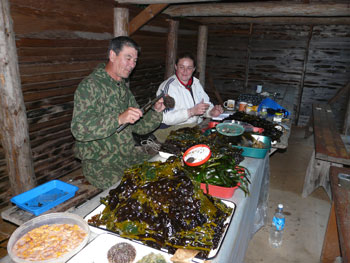 Леонид Ким и Юлия Галышева разбирают морские пробы; фото П. Шарова, июль 2009